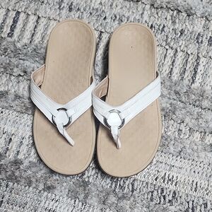 Vionic White Sandals with Silver Ring